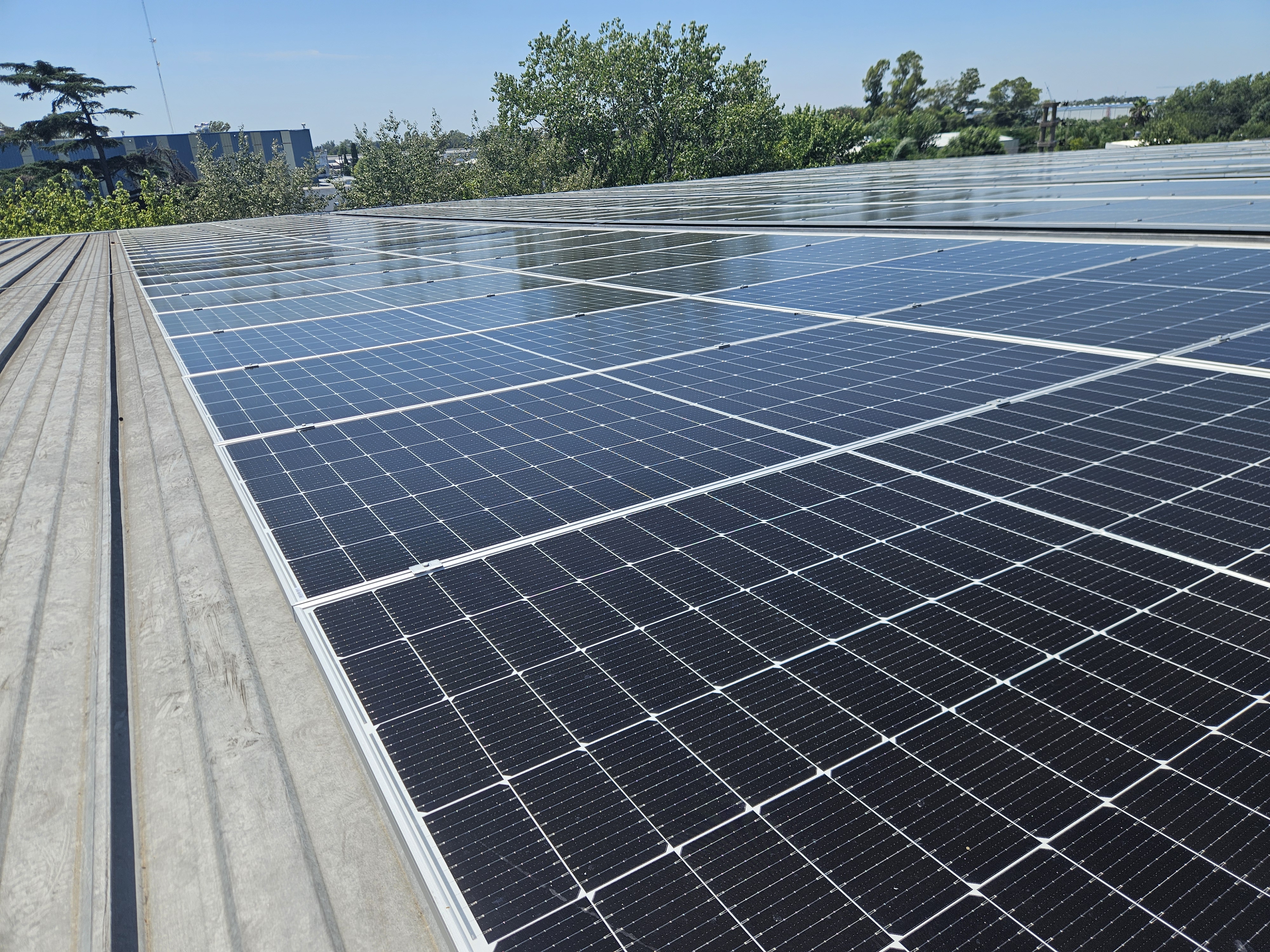 Galeria de imágenes del Parque solar Para Industria de Autopiezas en Benavidez, Buenos Aires