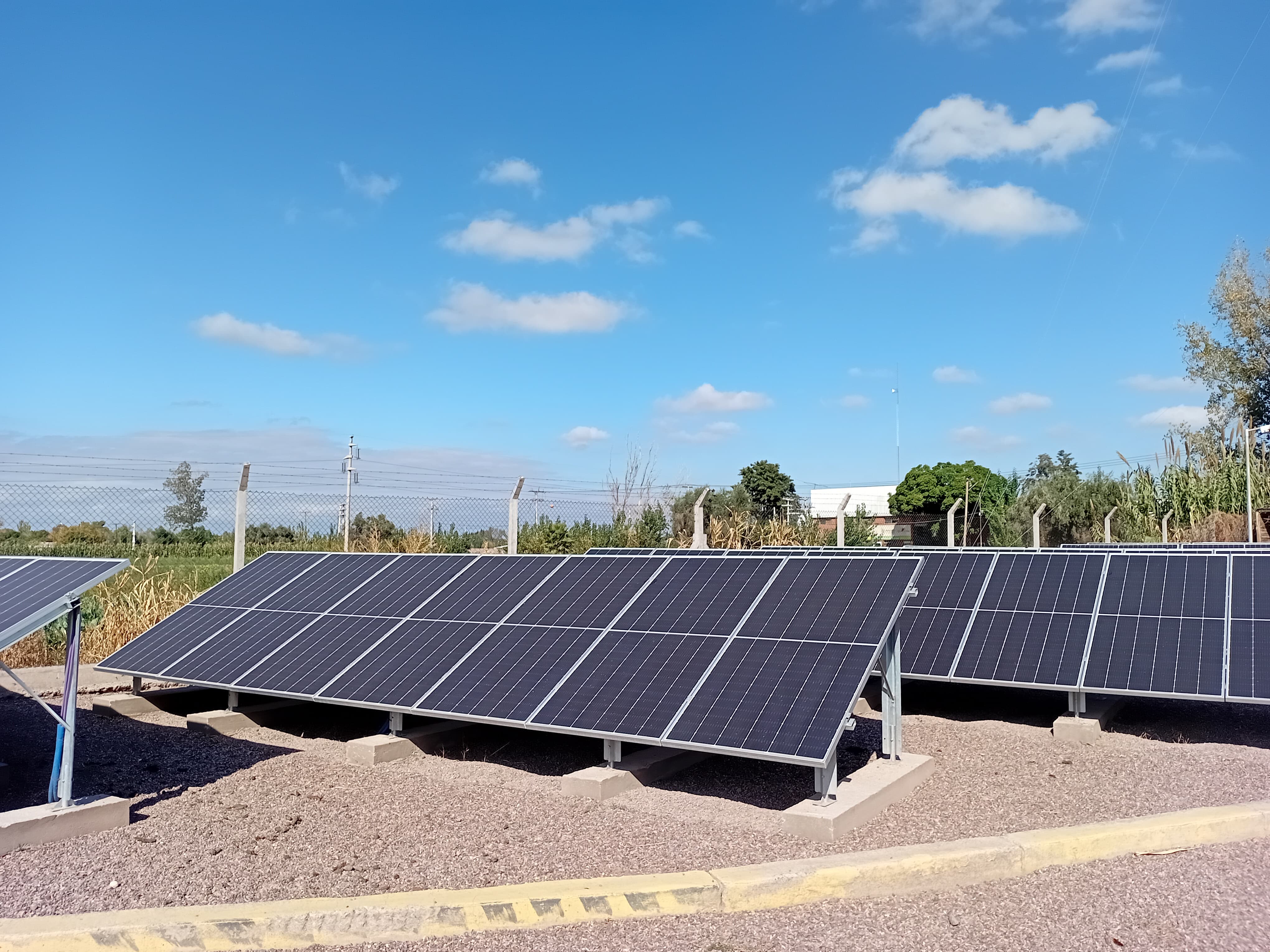 Galeria de imágenes de la Ampliación de parque solar canal pescara en Mendoza