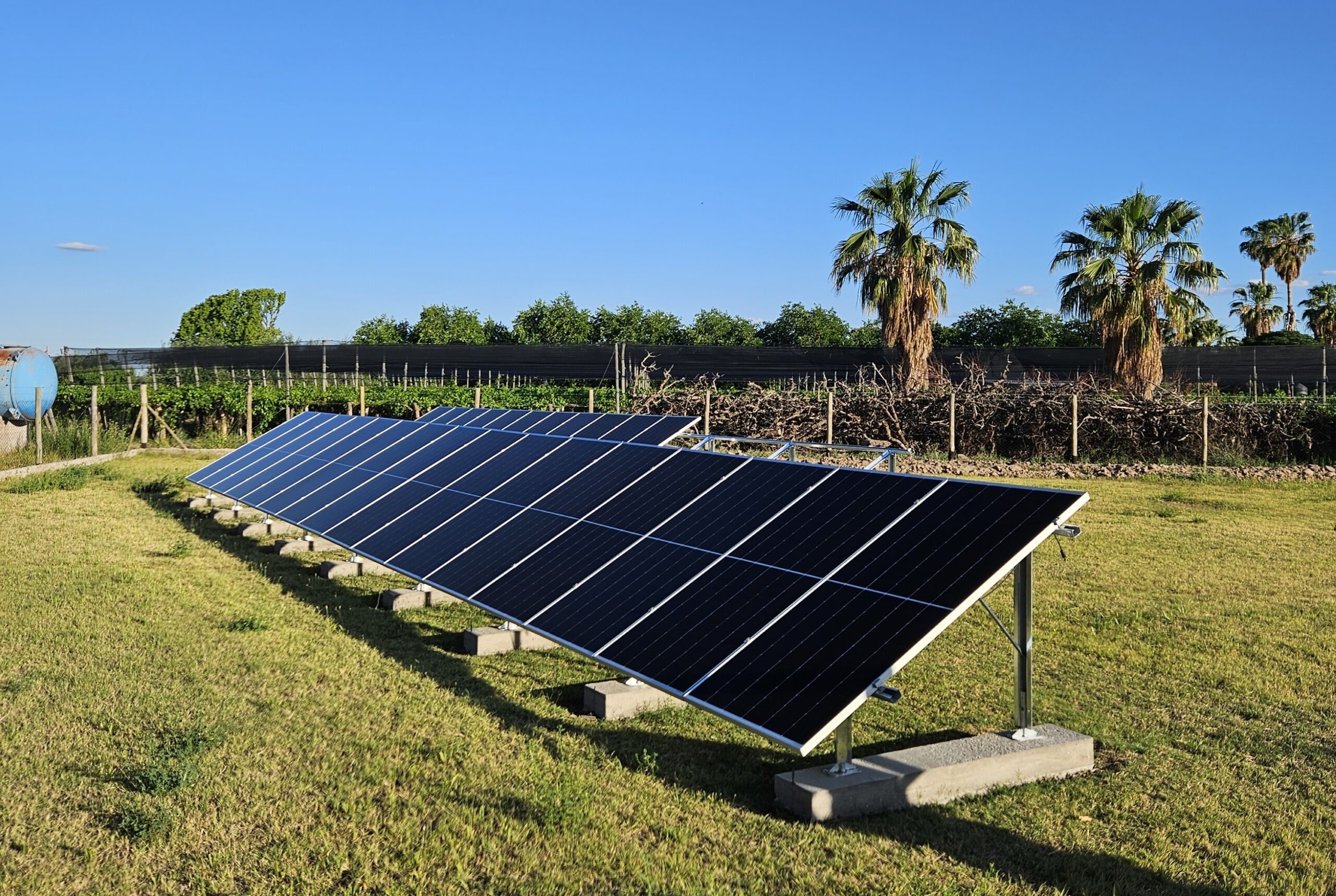 Imagen de Paneles correspondientes al sistema de bombeo solar instalado en Junín, Mendoza